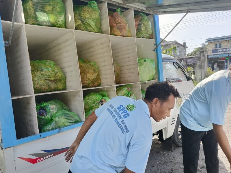 Foto Suasana Saat Pembagian Menu Kering SPPG Mamben Daya Aik Jong di TK 01 Wanasaba